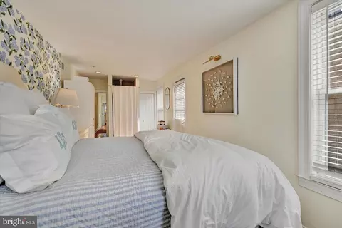 Bedroom - 128 W Ostend St, Baltimore, MD 21230 photo 4 of 5