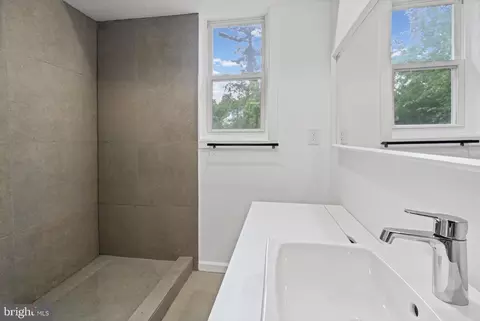 Bath - 6314 Brook Ave, Baltimore, MD 21206 photo 7 of 8