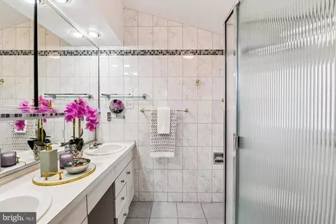 Bath - 3309 Olympia Ave, Baltimore, MD 21215 photo 3 of 4