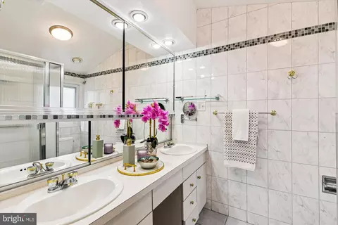 Bath - 3309 Olympia Ave, Baltimore, MD 21215 photo 2 of 4
