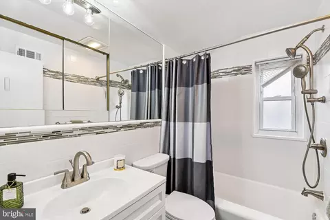 Bath - 3309 Olympia Ave, Baltimore, MD 21215 photo 4 of 4