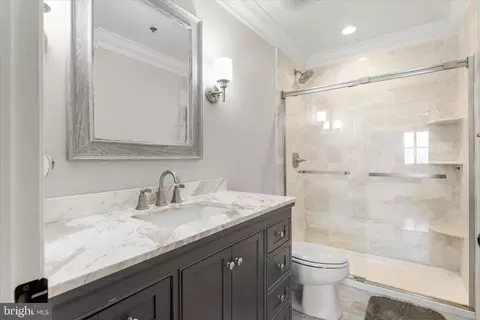 Bath - 2702 Lighthouse Pt E #516, Baltimore, MD 21224 photo 1 of 3