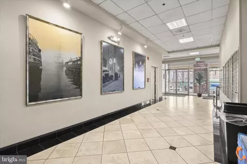 Entry Way - 2702 Lighthouse Pt E #516, Baltimore, MD 21224 photo 3 of 4