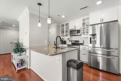 Kitchen - 2702 Lighthouse Pt E #516, Baltimore, MD 21224 photo 1 of 4
