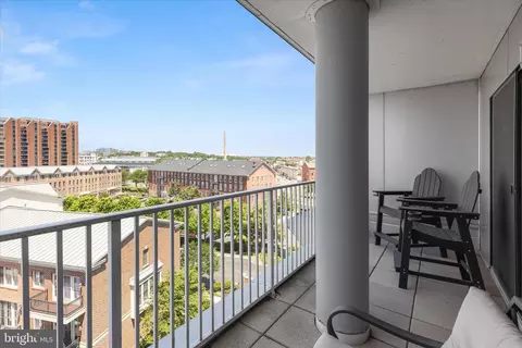 Exterior - 2702 Lighthouse Pt E #516, Baltimore, MD 21224 photo 2 of 6