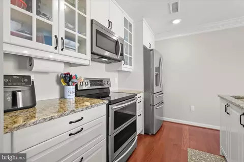 Kitchen - 2702 Lighthouse Pt E #516, Baltimore, MD 21224 photo 3 of 4