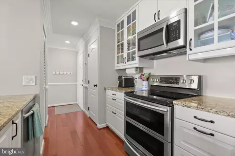 Entry Way - 2702 Lighthouse Pt E #516, Baltimore, MD 21224 photo 2 of 4