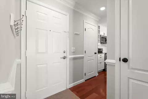 Entry Way - 2702 Lighthouse Pt E #516, Baltimore, MD 21224 photo 1 of 4