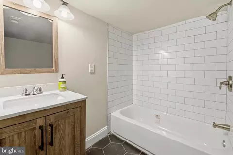 Bath - 815 Brooks Ln, Baltimore, MD 21217 photo 3 of 4