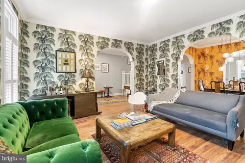 Living - 815 Brooks Ln, Baltimore, MD 21217 photo 3 of 4