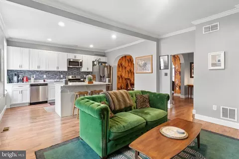 Entry Way - 815 Brooks Ln, Baltimore, MD 21217 photo 5 of 7