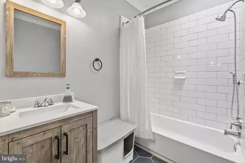 Bath - 815 Brooks Ln, Baltimore, MD 21217 photo 2 of 4