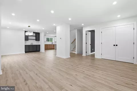 Entry Way - 3410 Pinkney Rd, Baltimore, MD 21215 photo 5 of 12
