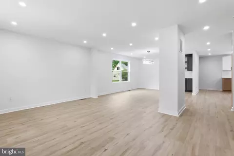 Entry Way - 3410 Pinkney Rd, Baltimore, MD 21215 photo 4 of 12