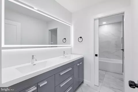 Bath - 3410 Pinkney Rd, Baltimore, MD 21215 photo 4 of 5