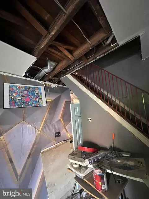 Entry Way - 1405 E Lanvale St, Baltimore, MD 21213 photo 2 of 5