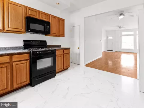 Entry Way - 3915 Falls Rd, Baltimore, MD 21211 photo 2 of 5