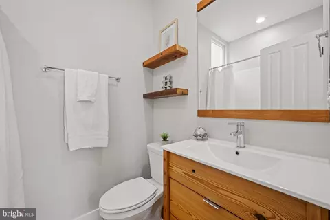 Bath - 1307 Haubert St, Baltimore, MD 21230 photo 3 of 4