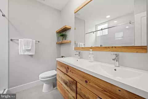 Bath - 1307 Haubert St, Baltimore, MD 21230 photo 2 of 4