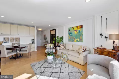 Living - 100 Harborview Dr #1708, Baltimore, MD 21230 photo 2 of 3