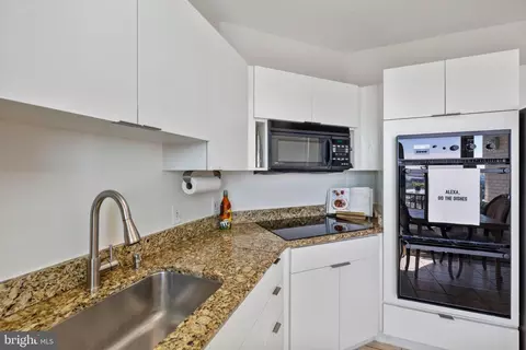 Kitchen - 100 Harborview Dr #1708, Baltimore, MD 21230 photo 1 of 2