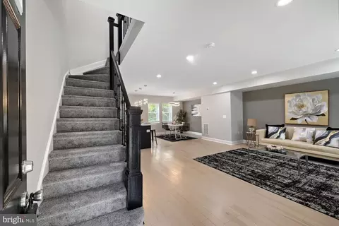 Entry Way - 302 Martingale Ave, Baltimore, MD 21229 photo 2 of 4