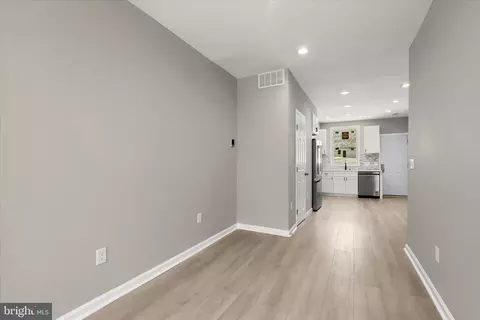 Entry Way - 3922 Mount Pleasant Ave, Baltimore, MD 21224 photo 4 of 8