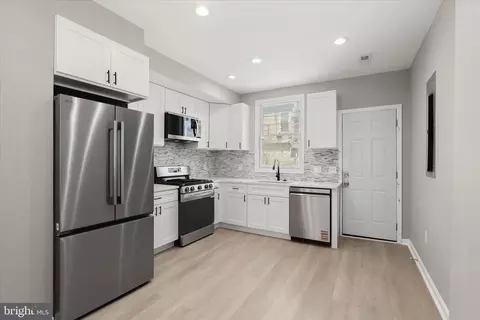 Entry Way - 3922 Mount Pleasant Ave, Baltimore, MD 21224 photo 6 of 8