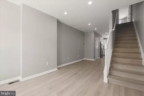 Entry Way - 3922 Mount Pleasant Ave, Baltimore, MD 21224 photo 3 of 8