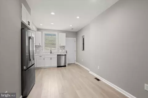 Entry Way - 3922 Mount Pleasant Ave, Baltimore, MD 21224 photo 5 of 8