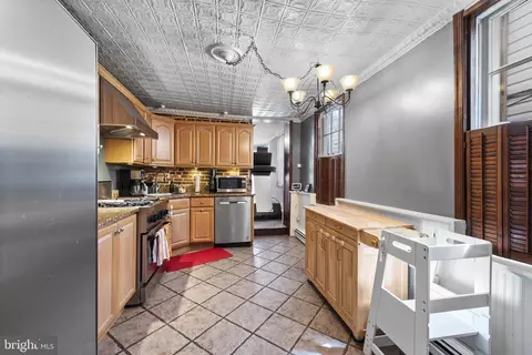 Kitchen - 1121 Battery Ave, Baltimore, MD 21230 photo 2 of 3
