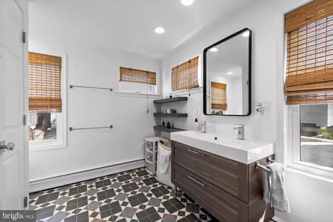 Bath - 1121 Battery Ave, Baltimore, MD 21230 photo 1 of 2