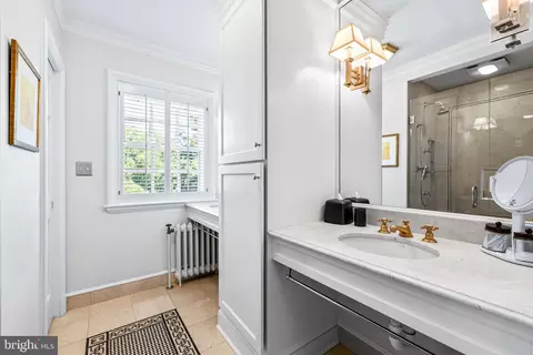 Bath - 209 E Highfield Rd, Baltimore, MD 21218 photo 3 of 8