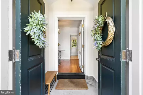 Entry Way - 209 E Highfield Rd, Baltimore, MD 21218 photo 1 of 10