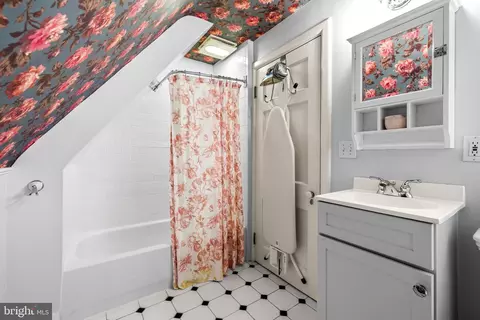Bath - 209 E Highfield Rd, Baltimore, MD 21218 photo 5 of 8