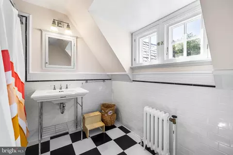Bath - 209 E Highfield Rd, Baltimore, MD 21218 photo 6 of 8