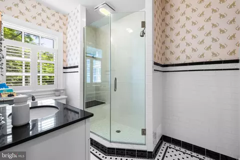 Bath - 209 E Highfield Rd, Baltimore, MD 21218 photo 4 of 8