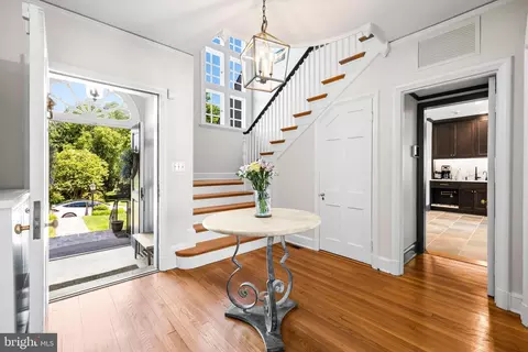 Entry Way - 209 E Highfield Rd, Baltimore, MD 21218 photo 4 of 10