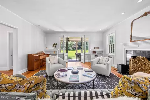 Living - 209 E Highfield Rd, Baltimore, MD 21218 photo 2 of 5