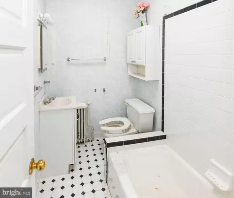 Bath - 2431 E Oliver St, Baltimore, MD 21213 photo 2 of 10