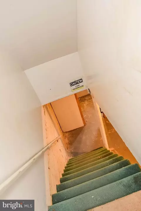 Entry Way - 2431 E Oliver St, Baltimore, MD 21213 photo 7 of 10