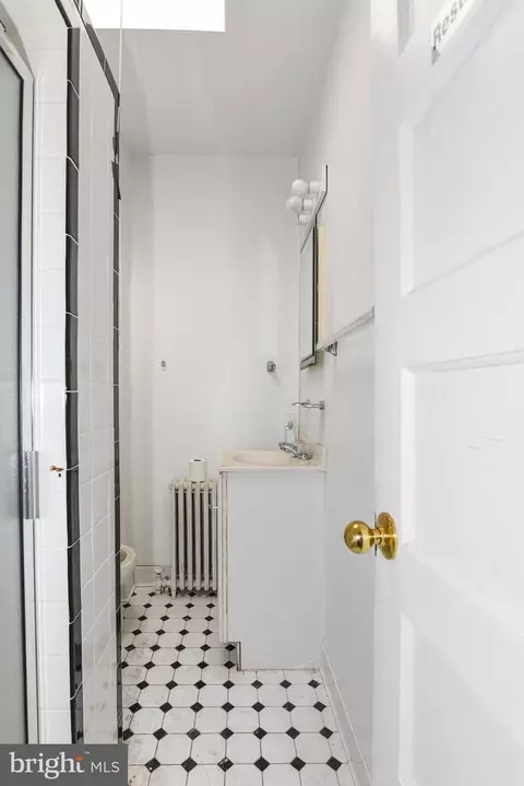 Bath - 2431 E Oliver St, Baltimore, MD 21213 photo 5 of 10
