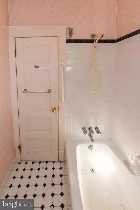 Bath - 2431 E Oliver St, Baltimore, MD 21213 photo 4 of 10