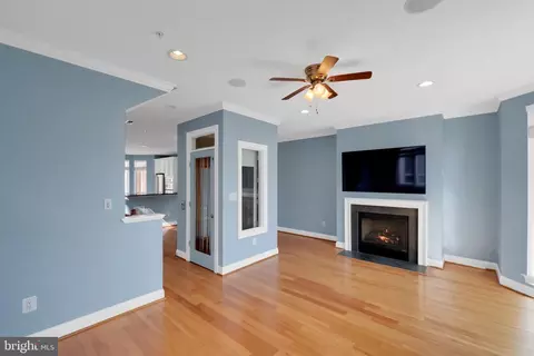 Living - 915 Valencia Ct #117, Baltimore, MD 21230 photo 5 of 7