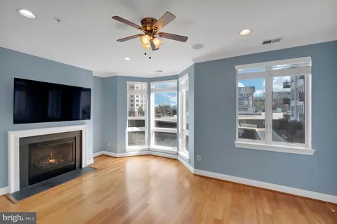 Living - 915 Valencia Ct #117, Baltimore, MD 21230 photo 1 of 7