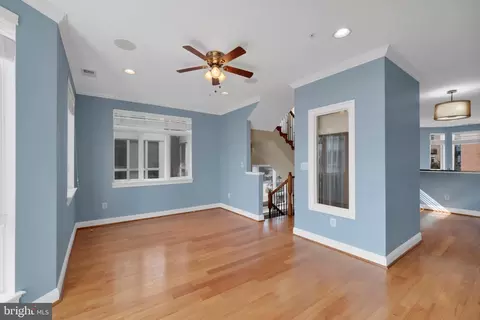 Living - 915 Valencia Ct #117, Baltimore, MD 21230 photo 3 of 7