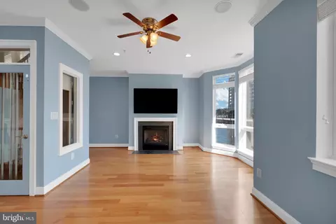 Living - 915 Valencia Ct #117, Baltimore, MD 21230 photo 2 of 7