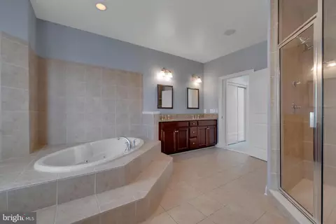 Bath - 915 Valencia Ct #117, Baltimore, MD 21230 photo 1 of 4