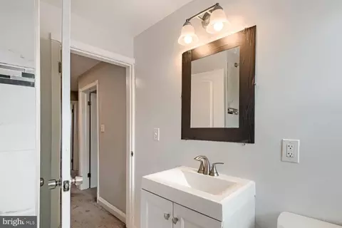 Bath - 1720 E Belvedere Ave, Baltimore, MD 21239 photo 2 of 4
