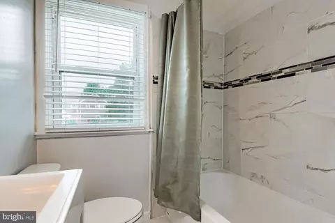 Bath - 1720 E Belvedere Ave, Baltimore, MD 21239 photo 1 of 4